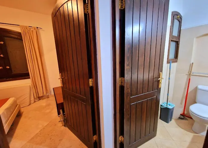 Bedroom In West Golf 1 *