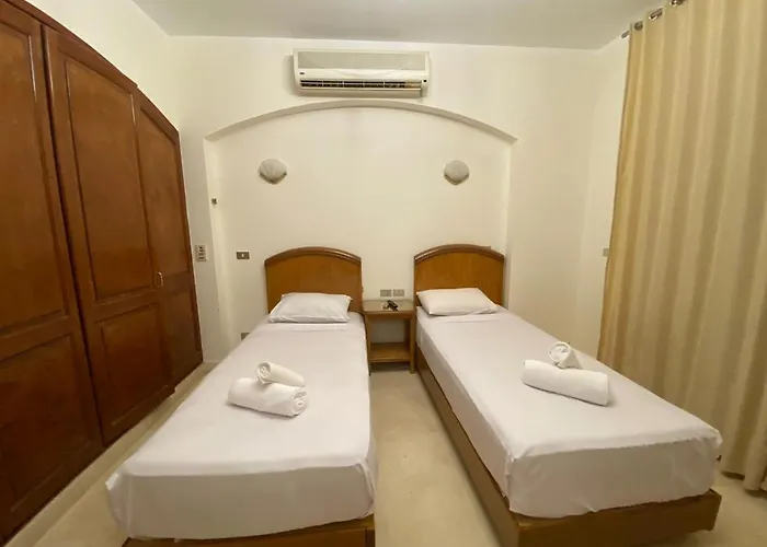 Bedroom In West Golf 1 Apartment